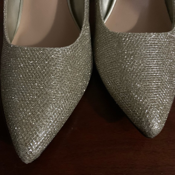 size 8 1/2. Bella Vita Brand gold sparkle heels - Picture 2 of 8